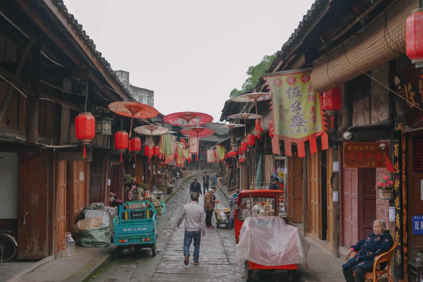 整治福鼎市场中心周边商铺违规拉线悬挂行为。